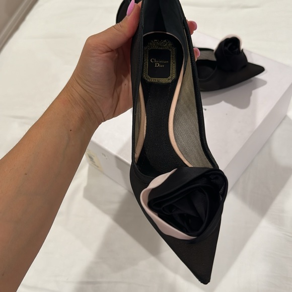 Dior pump with flower. - Picture 2 of 3